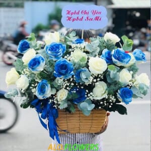 Giỏ hoa hồng xanh